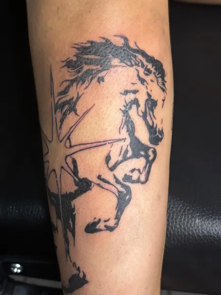 Tatuagem figurativa em preto no braço