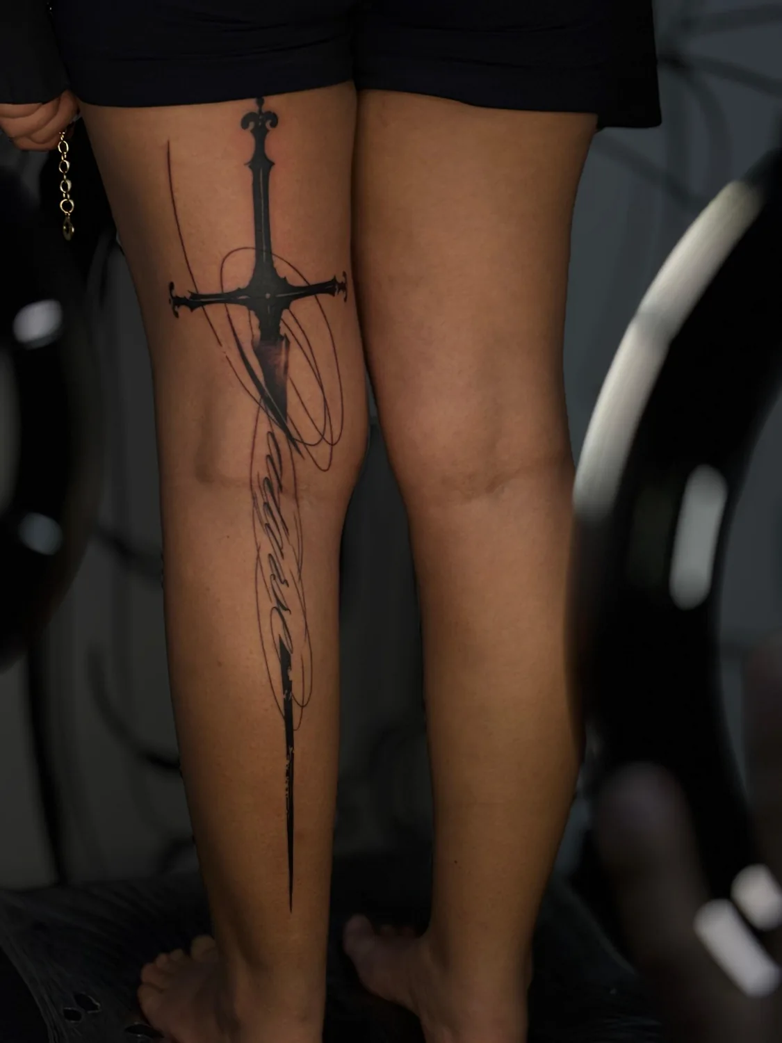 Tatuagem de espada nas pernas