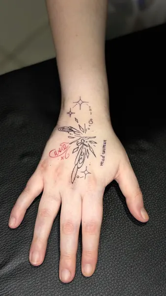 Tatuagem de traços finos na mão