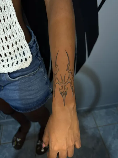 Tatuagem floral no antebraço
