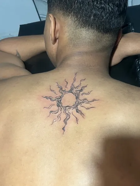 Tatuagem de sol na parte superior das costas