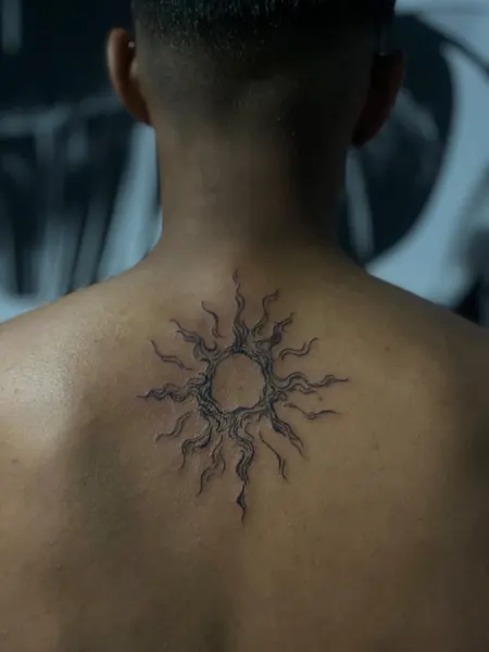 Outra vista da tatuagem de sol nas costas