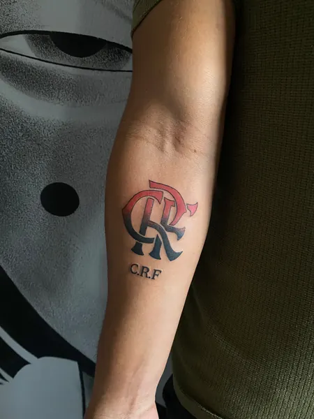 Tatuagem de símbolo no antebraço