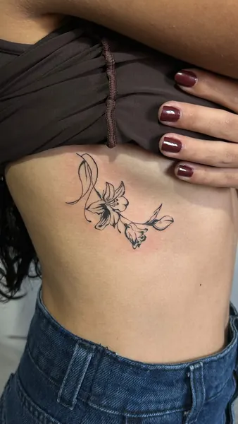Tatuagem floral na lateral do corpo