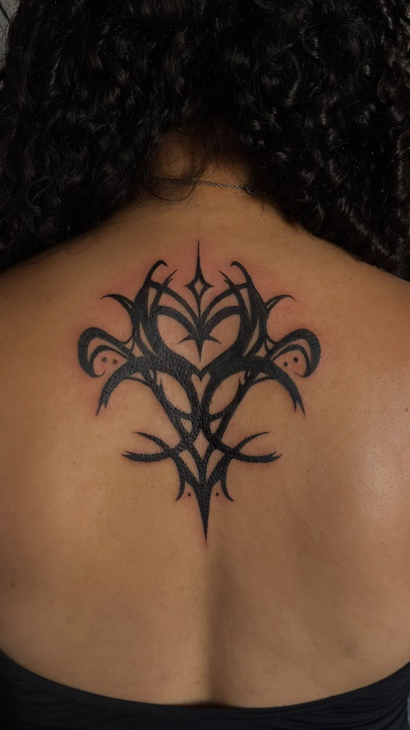 Detalhe da tatuagem ornamental nas costas
