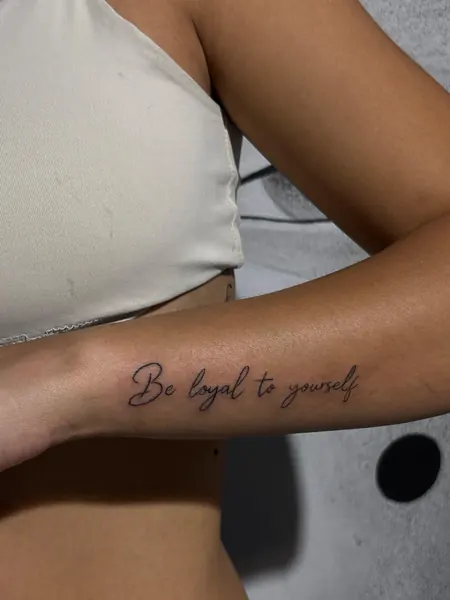 Tatuagem de frase no braço