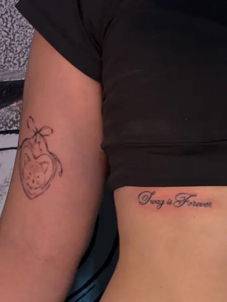 Tatuagens de coração e frase vistas de lado