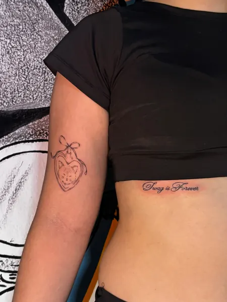 Outra vista das tatuagens de coração e frase