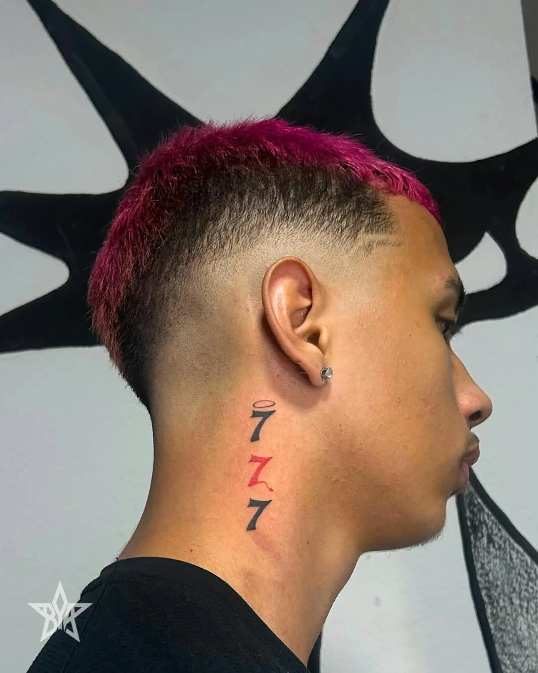 Tatuagem de números na lateral da cabeça