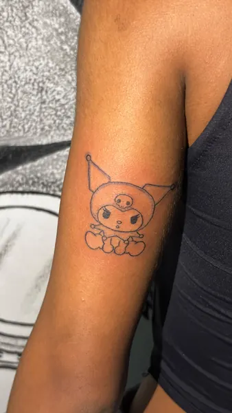 Pequena tatuagem colorida no braço