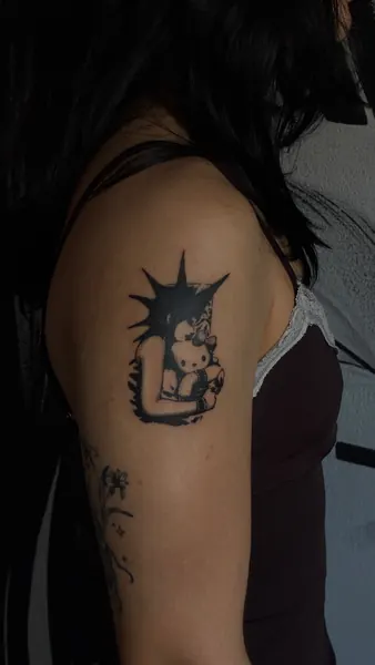 Tatuagem figurativa na parte superior do braço