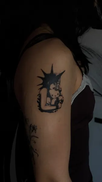 Outra vista da tatuagem figurativa no braço
