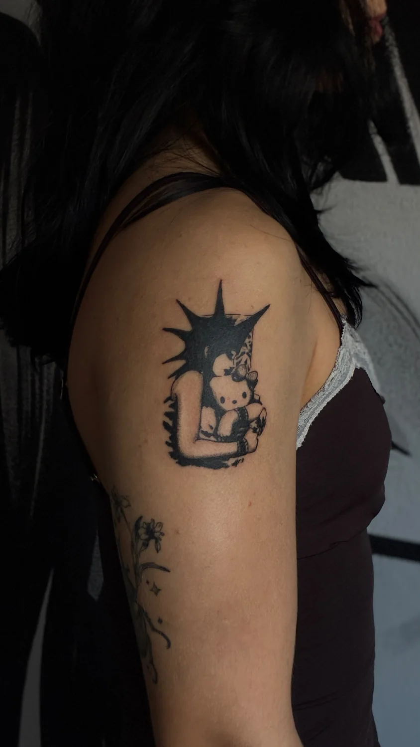 Tatuagem figurativa no braço vista de lado
