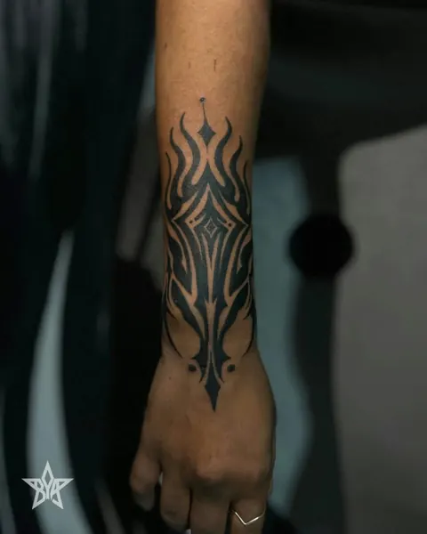 Tatuagem ornamental do punho ao antebraço