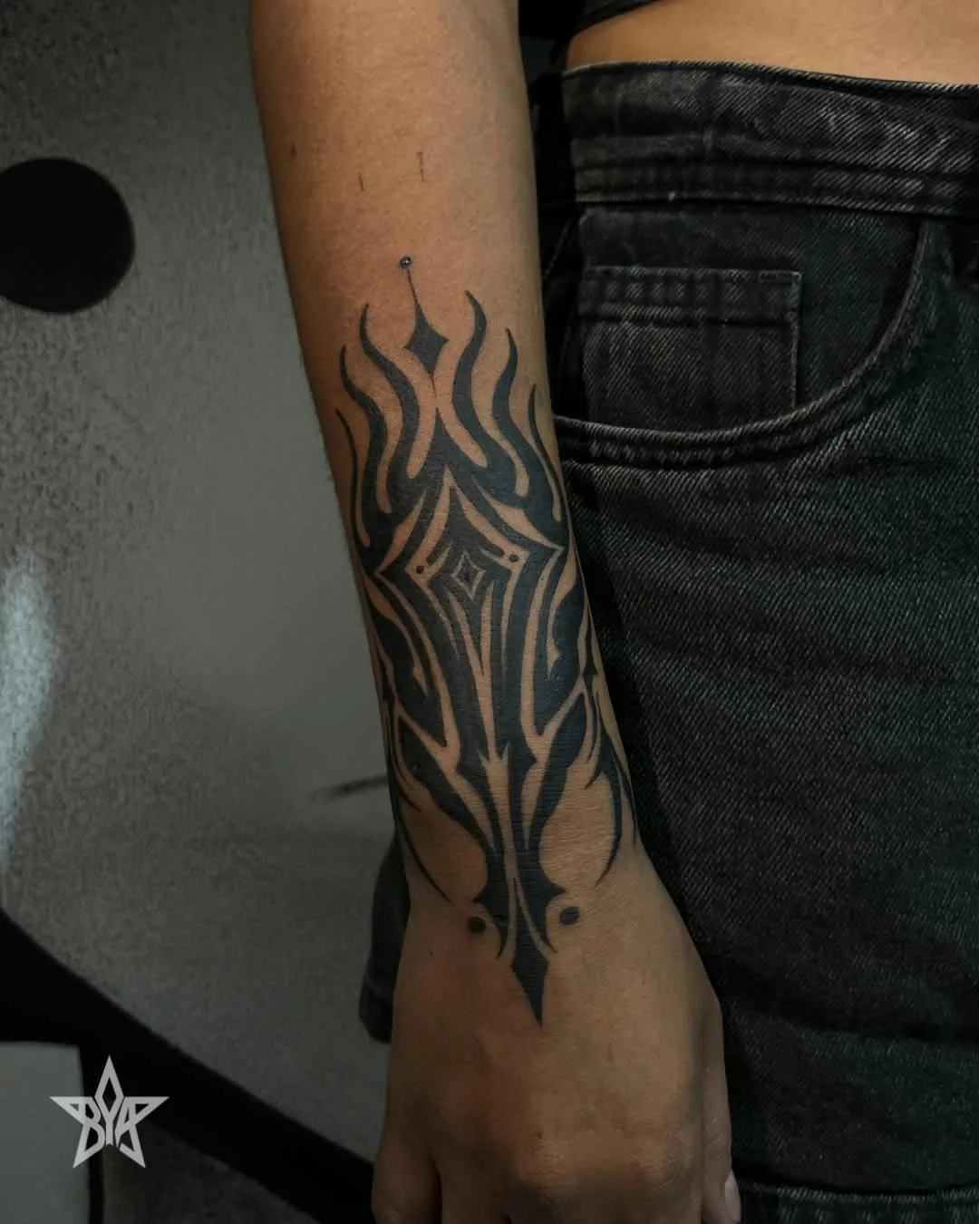 Outra vista da tatuagem ornamental no antebraço