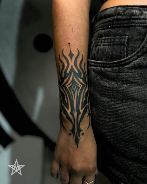 Tatuagem ornamental vista pelo lado do punho