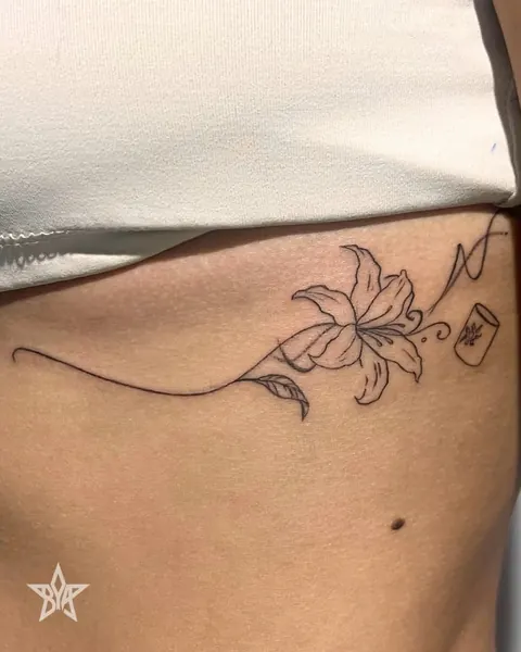 Detalhe da tatuagem floral na lateral do corpo