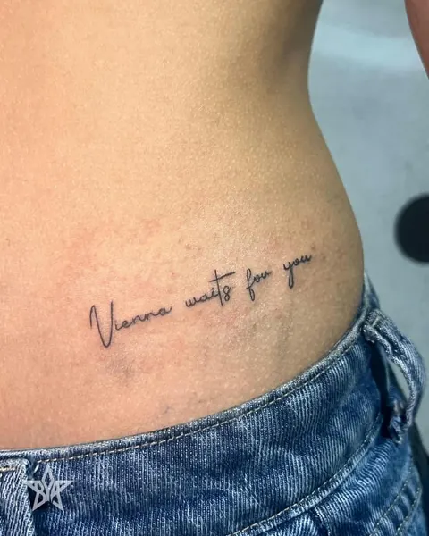 Tatuagem de frase junto à cintura