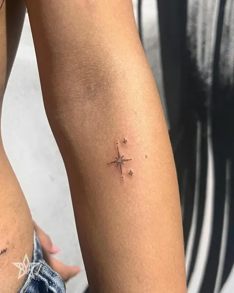 Tatuagem pequena em traço fino no braço