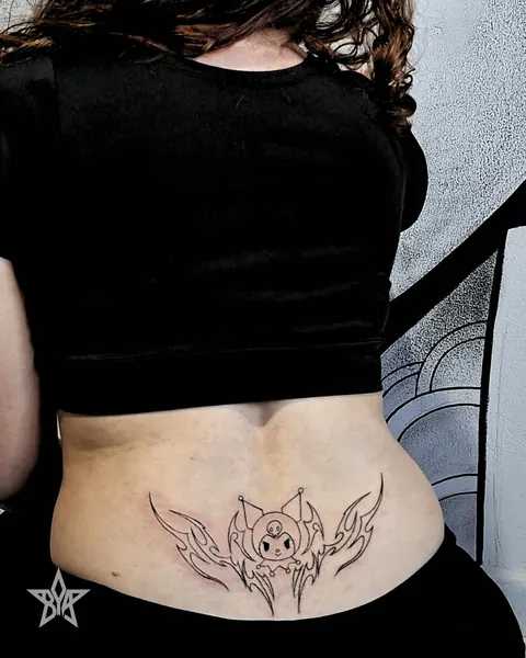 Tatuagem ornamental no abdômen