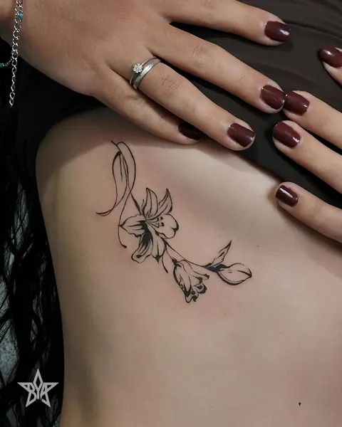 Detalhe de tatuagem floral junto à mão