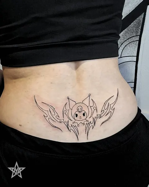 Tatuagem ornamental no abdômen vista de frente