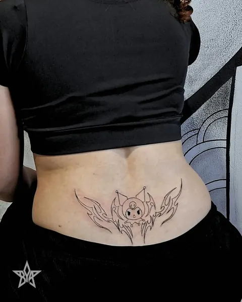 Outra vista da tatuagem ornamental no abdômen