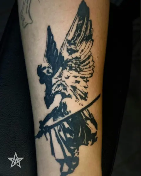 Tatuagem figurativa em preto no braço