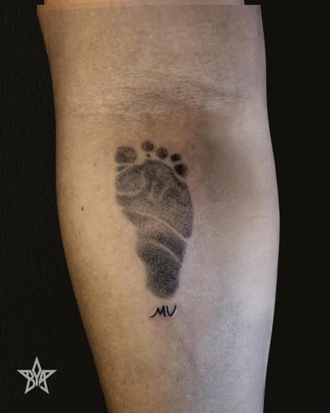 Tatuagem de pequena pegada na perna