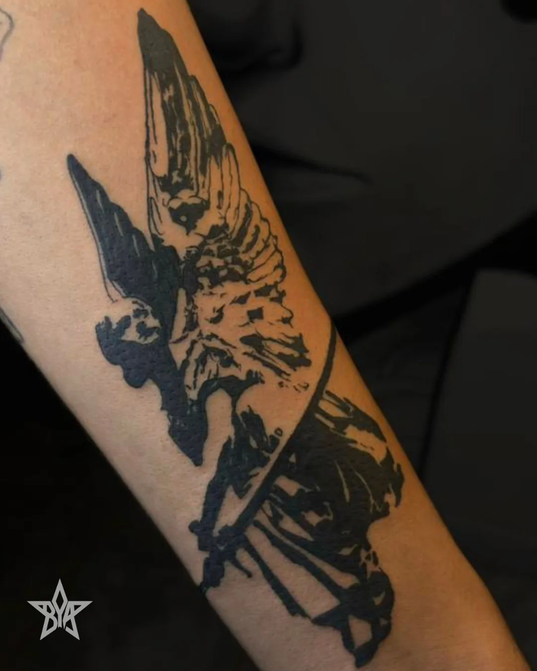 Outra vista da tatuagem figurativa em preto